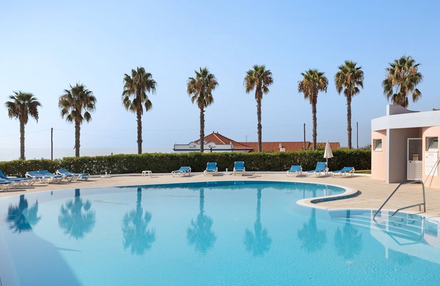 Apartment 'Cantinho da Sara IV' with Sea View, Shared Pool, Garden & A/C