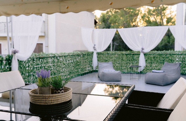 Apartment 'Chris with A Veranda' with Shared Terrace, Wi-Fi and Air Conditioning