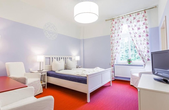 Apartment-Ensuite with Shower-Burg Kriebstein