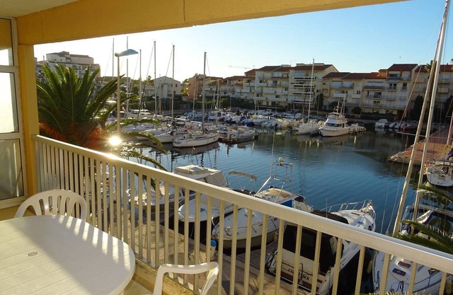 Apartment facing the port with parking and pets allowed