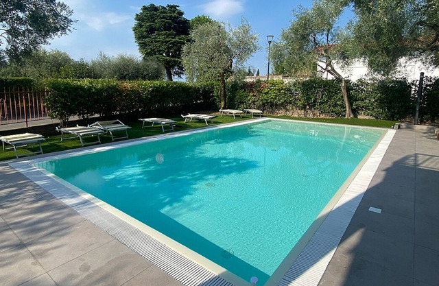 Apartment Farfalla with air conditioning, pool 10 x 5 and parking, 250 meters from the lake