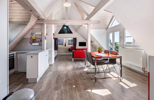 Apartment 'Ferienwohnung Im Künstlerhaus' with Lake View, Shared Garden and Wi-Fi