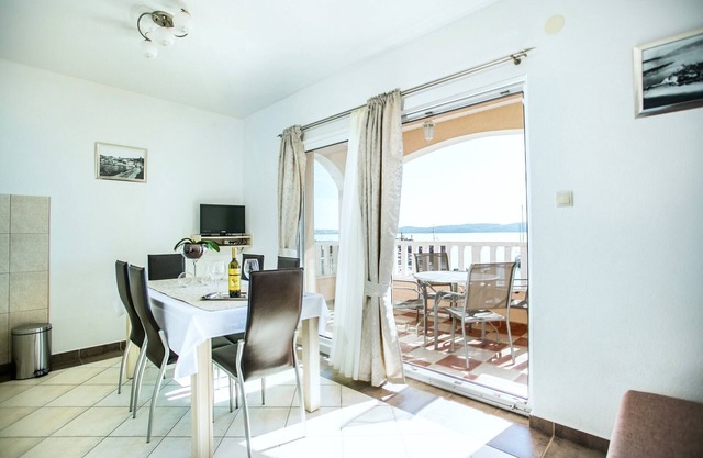 Apartment for 4+2, Seget Donji ❤, by the beach