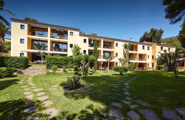 Apartment(4/6 pers) upper floor balcony sea view with direct access to the beach