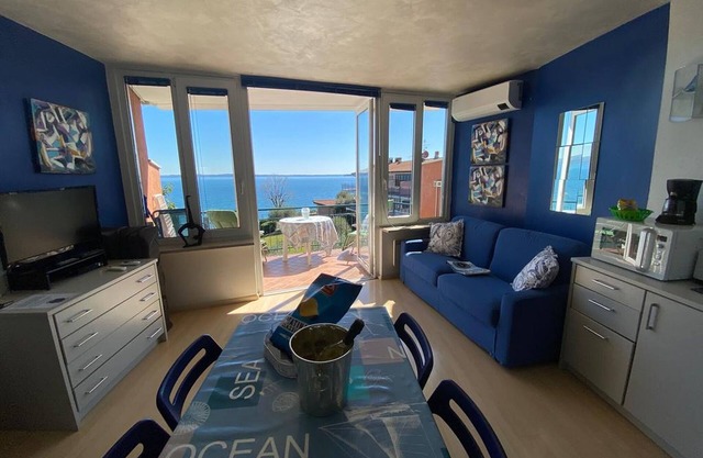 Apartment "Front Lake Amazing View" Near Lake with Pool, A/C & Wi-Fi