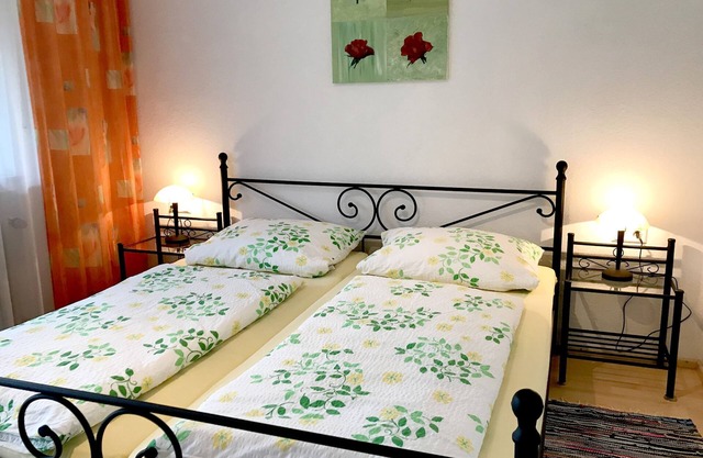 Apartment 'Im Erdgeschoss' with Private Terrace, Shared Garden and Wi-Fi