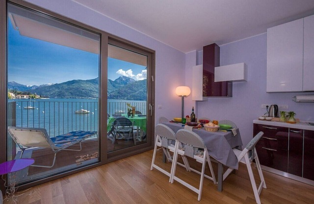 Apartment in a lakeside complex. Swimming pool, private dock, covered garage