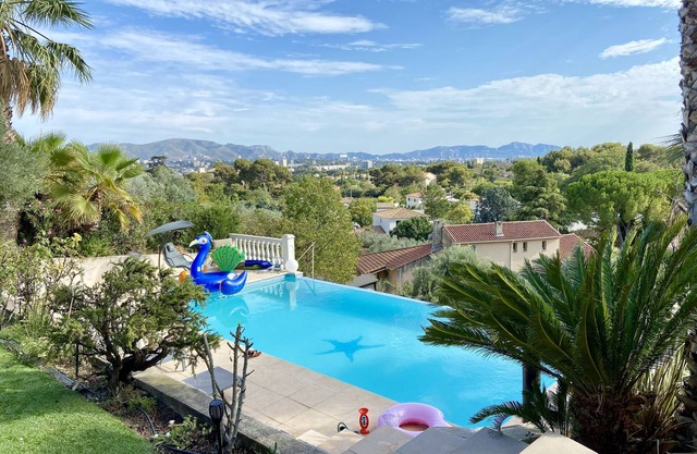 Apartment in a villa with swimming pool in the hills above Marseille