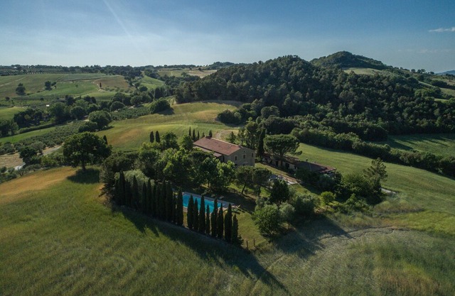 Apartment in farmhouse in Tuscany with pool, restaurant, wifi