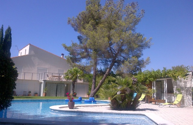 APARTMENT IN VILLA WITH SWIMMING POOL 20 MN FROM AIX EN PROVENCE