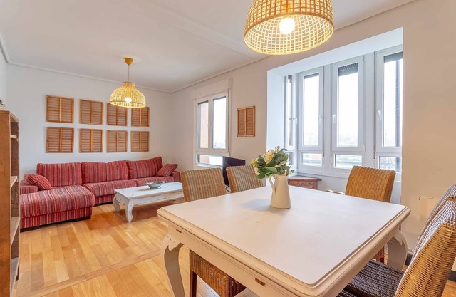 Apartment in front of Bilbao River, next to metro