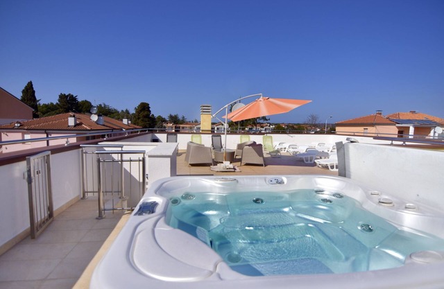 Apartment in Villa Alpa4 with outdoor jacuzzi Umag-Punta near the sea Wi-Fi
