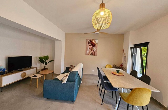 Apartment Joly brise 2 in Terre Sainte near small beach/CHU