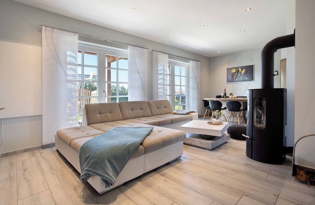 Apartment 'Komfortables Ferienhaus Hafen' with Private Terrace, Private Garden and Wi-Fi