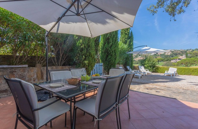 Apartment 'L'amandier' with Private Terrace, Private Garden and Wi-Fi
