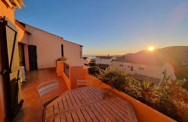 Apartment L'Azur: Spacious terrace with panoramic views, pool