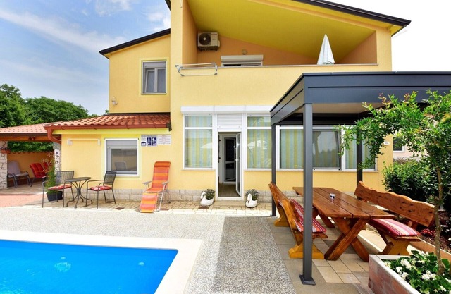 Apartment Laura A with shared pool