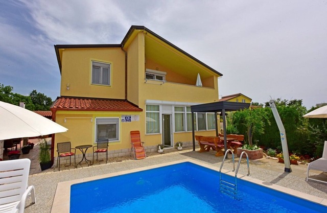 Apartment Laura D with shared Pool
