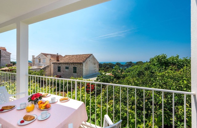 Apartment Lena - Three-Bedroom Apartment with Balcony and Sea View