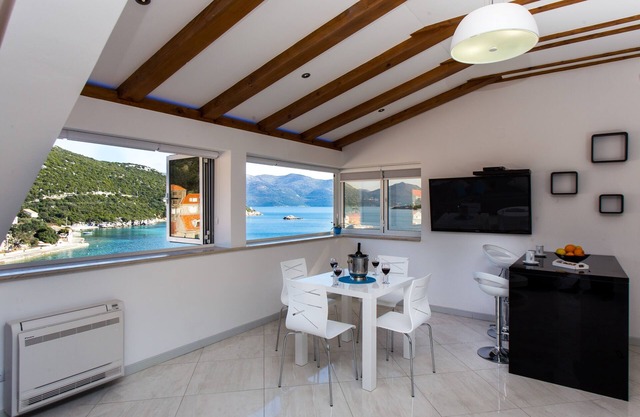 Apartment Mali Skoj - Two-Bedroom Apartment with Sea View