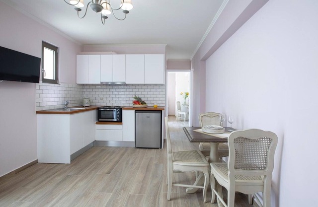 Apartment 'Master Suite' with Balcony and Air Conditioning