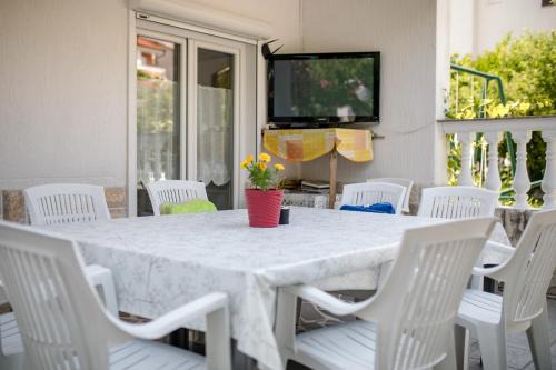 Apartment Metka, excellent location close to Rab