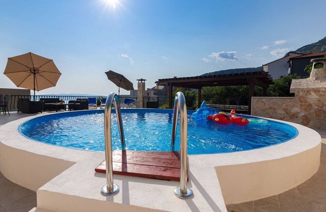 Apartment NAVIS with outdoor pool and lovely sea views