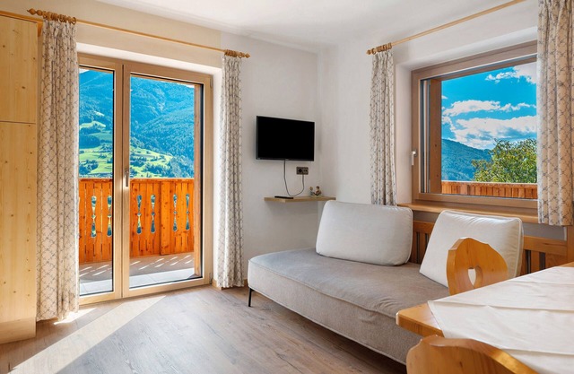 Apartment 'Oberhemberger Hof Zwoaer' with Mountain View, Shared Terrace and Wi-Fi