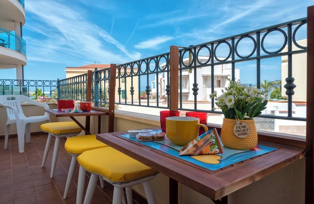Apartment San Giovanni Lido Close to the Beach with Sea View, Wi-Fi & Balcony