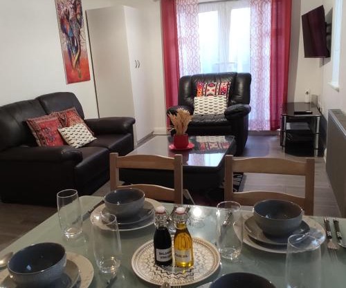 Apartment - Sleeps 4 - Parking - Station Close