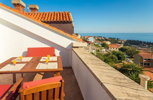 Apartment Sun & Sky - Two Bedroom Apartment with Balcony and Sea View