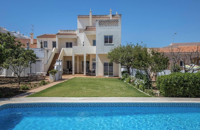 Apartment Villas Brites nº1 with Shared Pool, Shared Garden, Terrace & Wi-Fi