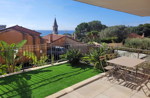Apartment with garden and lovely sea view, 15-minute walk from the beaches.