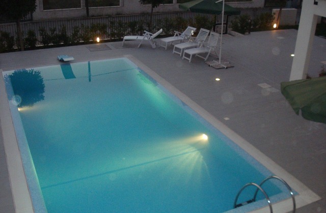 APARTMENT WITH SHARED POOL.SLEEPS UP TO 6 -7 PEOPLE.
