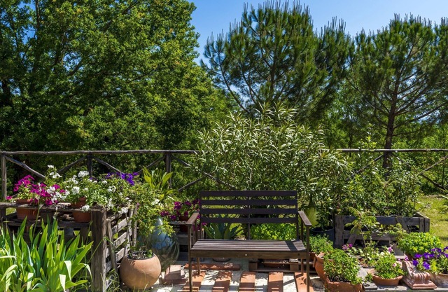 Apartment with stunning views of the medieval town of Laterina, swimming pool ,wi-fi, and on-site re
