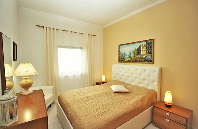 Apartment with swimming pool