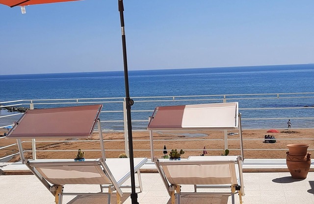Apartment with terrace, on the beach, very quiet location, WiFi, aircon, 5 pers.