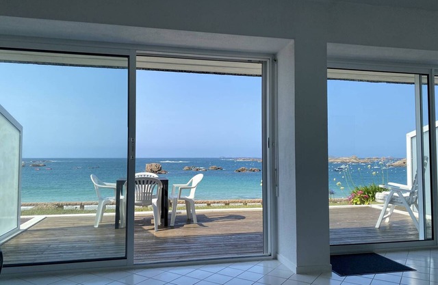 Apartment with terrace, direct beach access, private parking