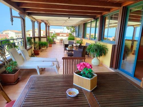 "Appartamento del Mare Gliaca" con vista Isole Eolie,ampia terrazza,wifi e parcheggio privato gratuito