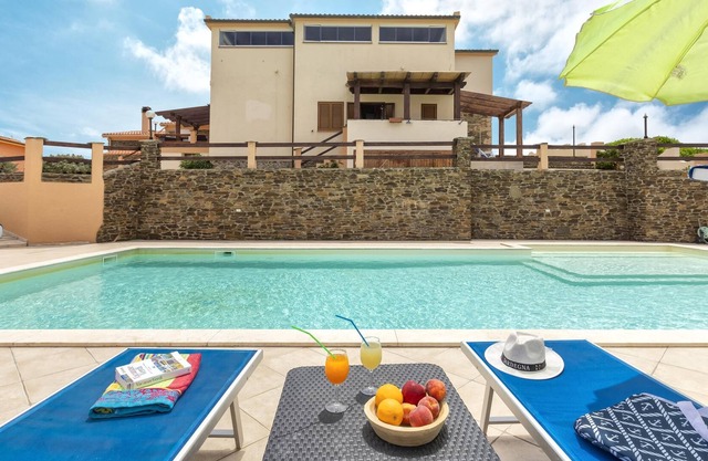 Appartamento Due Posti with Sea View, Pool, Wi-Fi, Garden & Terrace