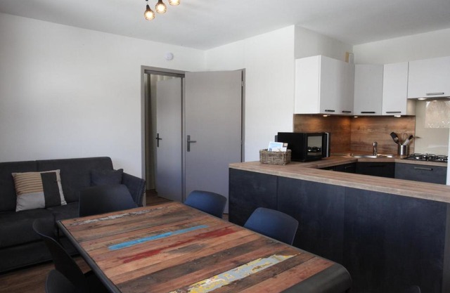 Appartement 6 pers rénové, lumineux, proche des pistes et commerces, balcon et parking privé. - FR-1-417-141