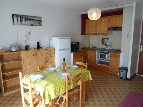 Appartement Confortable proche Thermes avec Balcons et Climatisation à Balaruc-les-Bains - FR-1-503-3