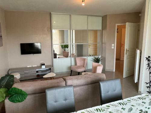 Appartement Moderne près de la Plage et du Centre - 2 Chambres, Balcon, Parking, Animaux Acceptés - FR-1-487-363