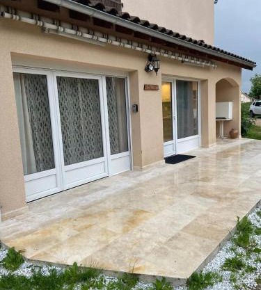 Appartement rénové à Lapte avec terrasse 40 m²