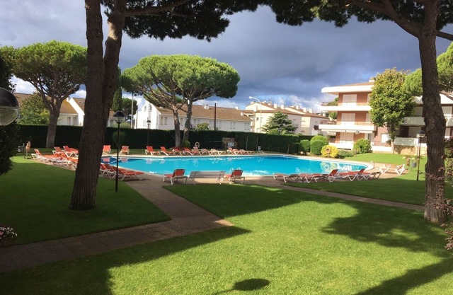 Apt. 200 m. beach, with private garage, air conditioning, swimming pool and concierge. swimming pool and concierge