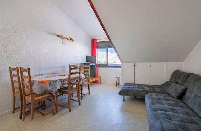 Apt for 4 people at the foot of the slopes and hiking trails with views over the valley