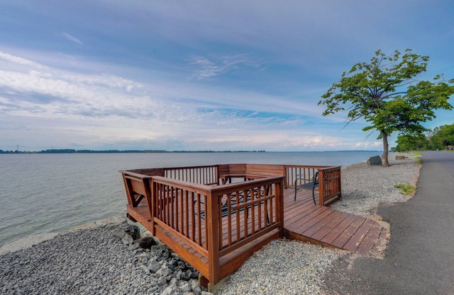 Apt on St Lawrence River in Cape Vincent!