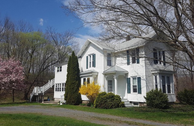 Apt. retreat near lake and 215' waterfall, peaceful, lovely gardens.