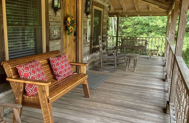 Arbor Lane Cabin - authentic & charming tucked away cabin, yet near it all.