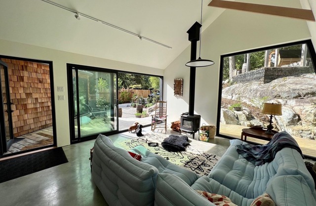 Architect designed rustic modernist home 5 min walk to beach and cafe